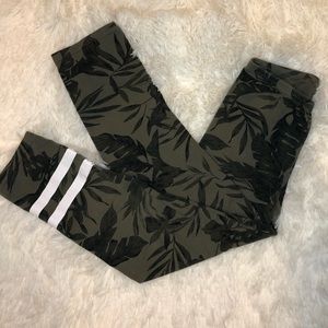 Old Navy girls Camo crop leggings sz 10-12